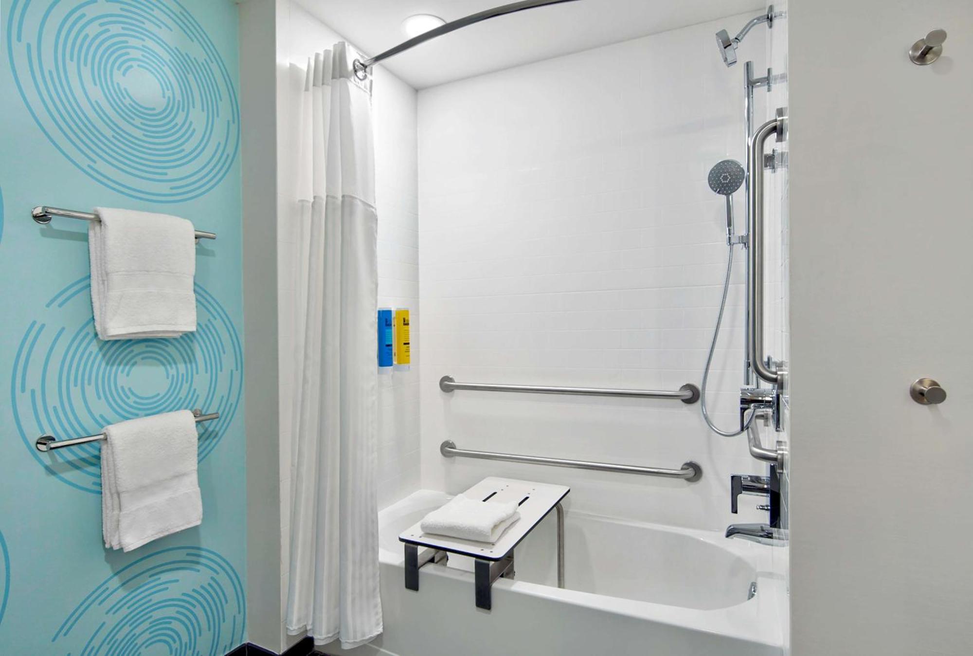 Tru By Hilton Ashburn One Loudoun, Va Hotel Exterior photo